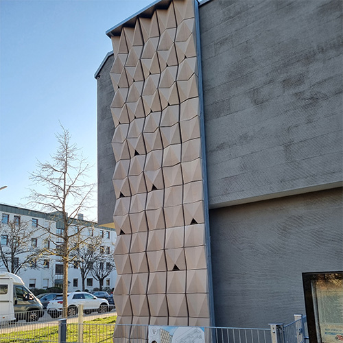 Multispezies-Fassade an der Feierwerk Südpolstation