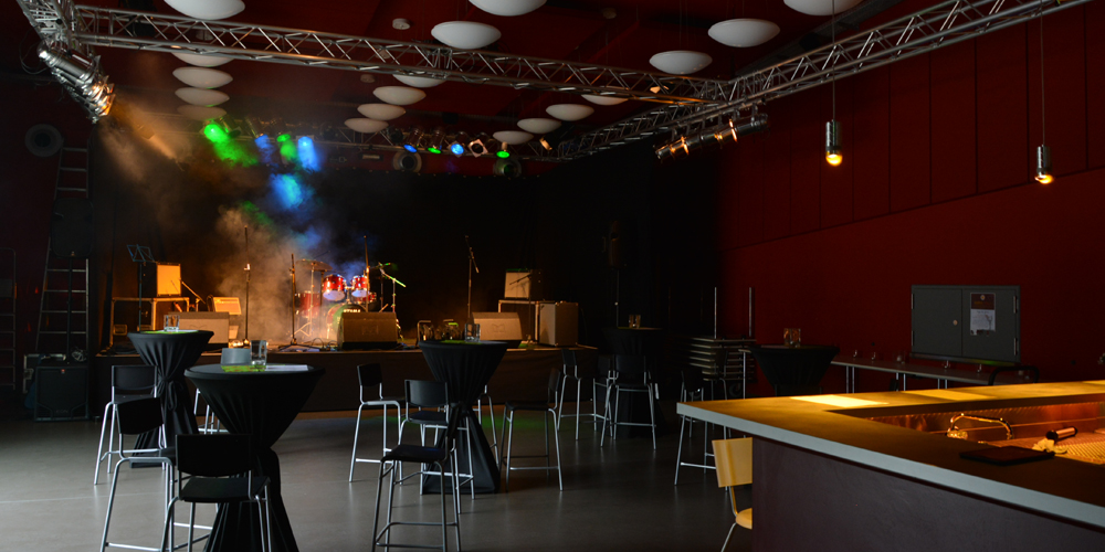 Großer Saal mit Hochtischen und Bühnen