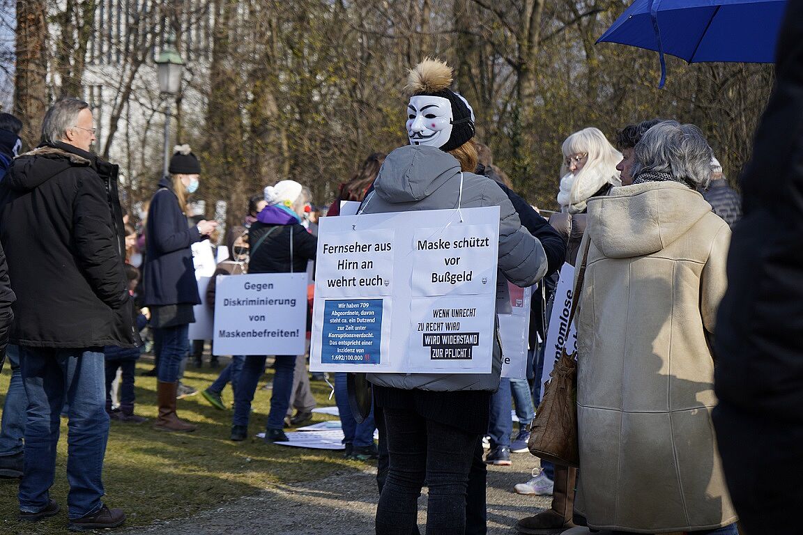 Die Pandemieleugner*innenszene demonstriert gegen alle Infektionsschutzmaßnahmen – besonders Masken, Tests und Impfungen. Foto: Lina Dahm  