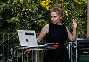 Elektronische Beats mischt die Musikerin mit ihrer Stimme, hier auf der Dachterrasse beim Funkstation Festival
