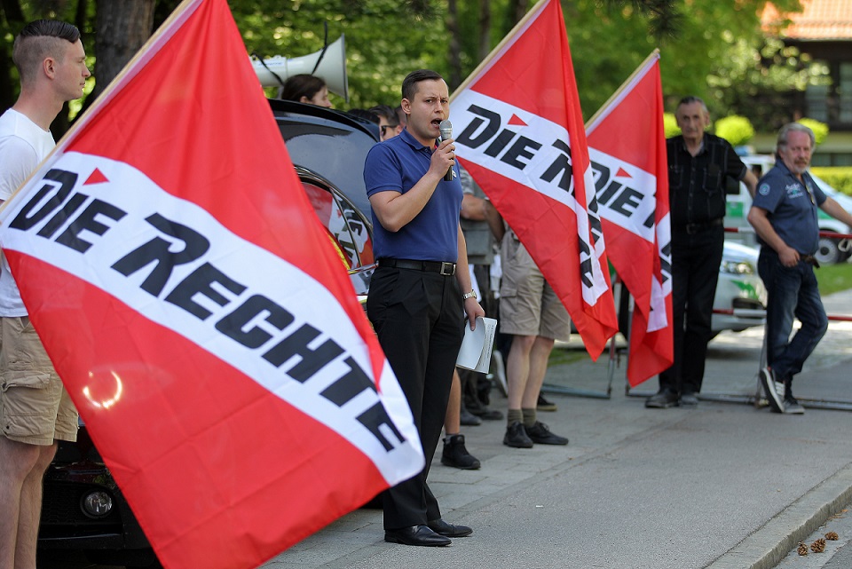 Philipp Hasselbach (Die Rechte) spricht bei einer Kundgebung 2017. Foto Anne Wild 