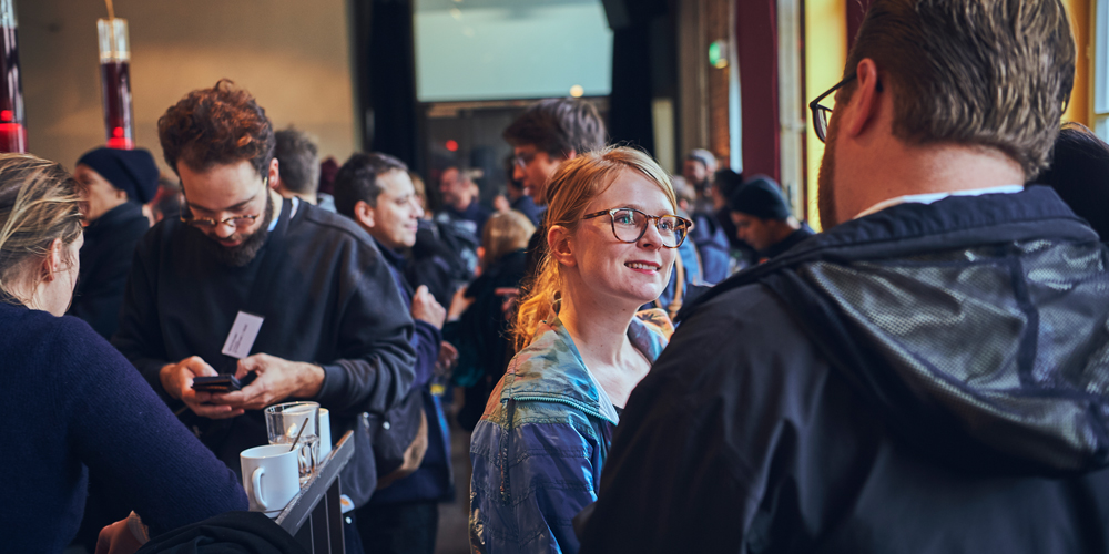 Julia Viechtl von der Feierwerk Fachstelle Pop beim Netzwerken beim letzten Cheers